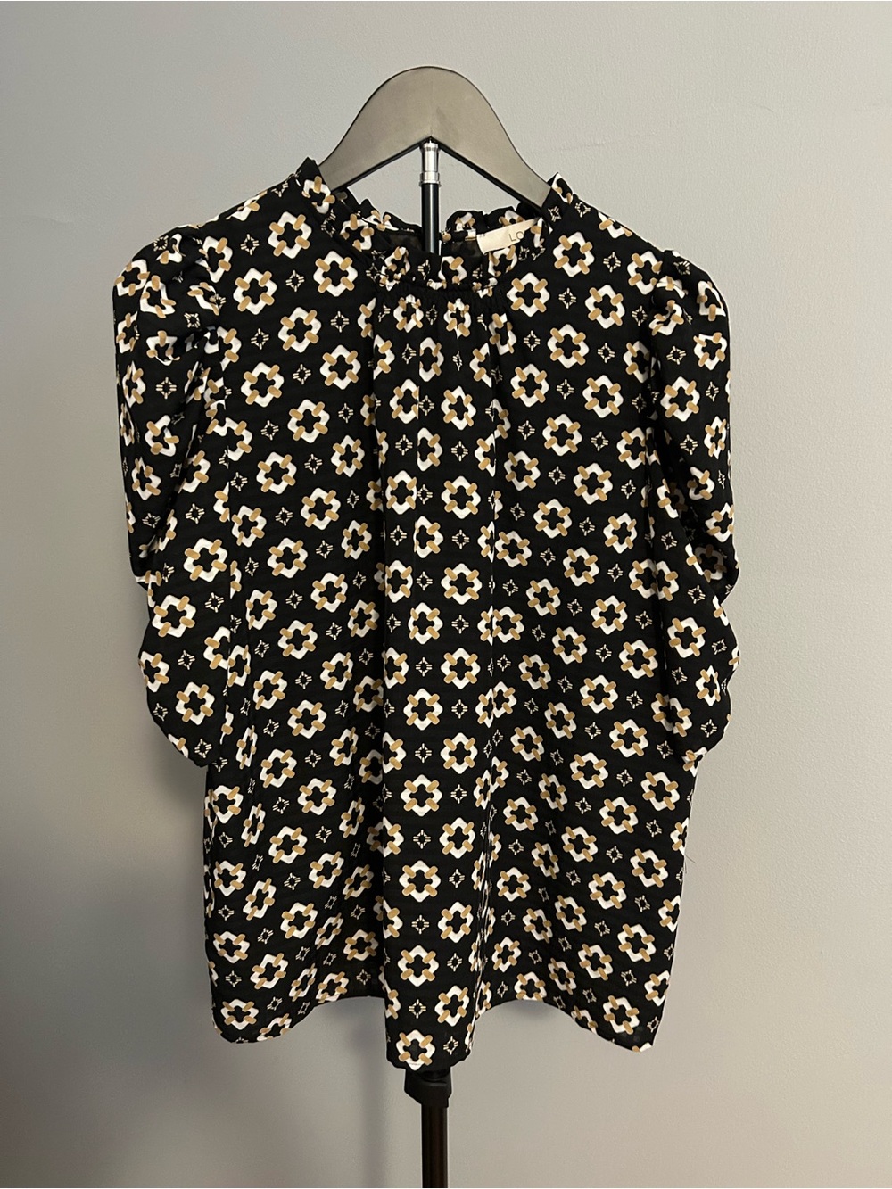 LADIES BLACK LOFT TOP WITH TAN & WHITE FLOWERS